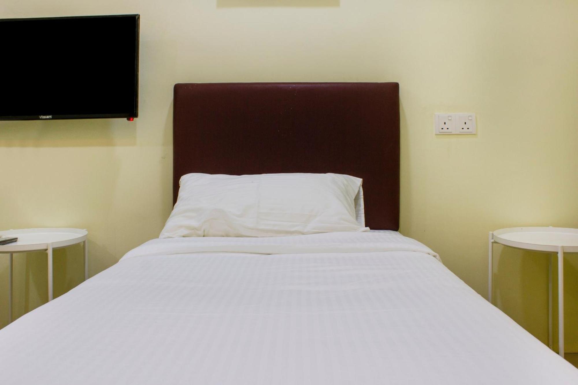 Oyo 90090 Roselyn Inn 2 Pasir Gudang Exterior photo